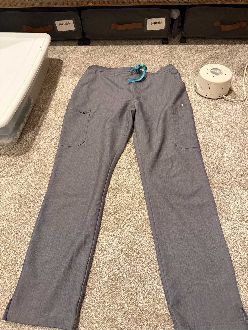 Fig’s women’s yola skinny scrub pants in graphite
